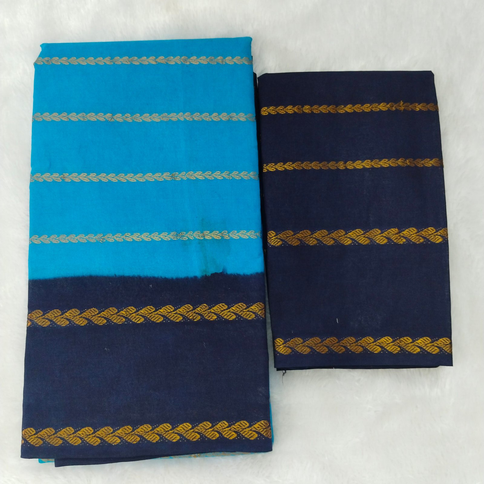 Traditional elegance in a Dark Sky Blue Sungudi Cotton Saree with a Navy Blue border and blouse. A true ethnic treasure.